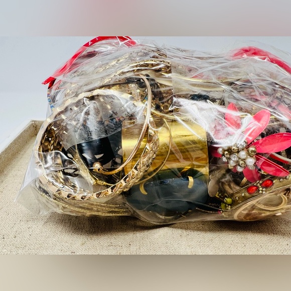 Vintage & Modern Gold Tone Mixed Metals Wearable  Bracelet Jewelry Lot 2lbs - Picture 3 of 13